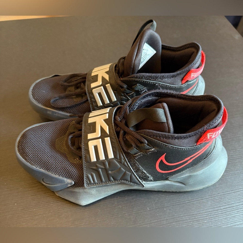 Nike Future Court 3 Grade School Kids' Basketball Shoes Size 4.5